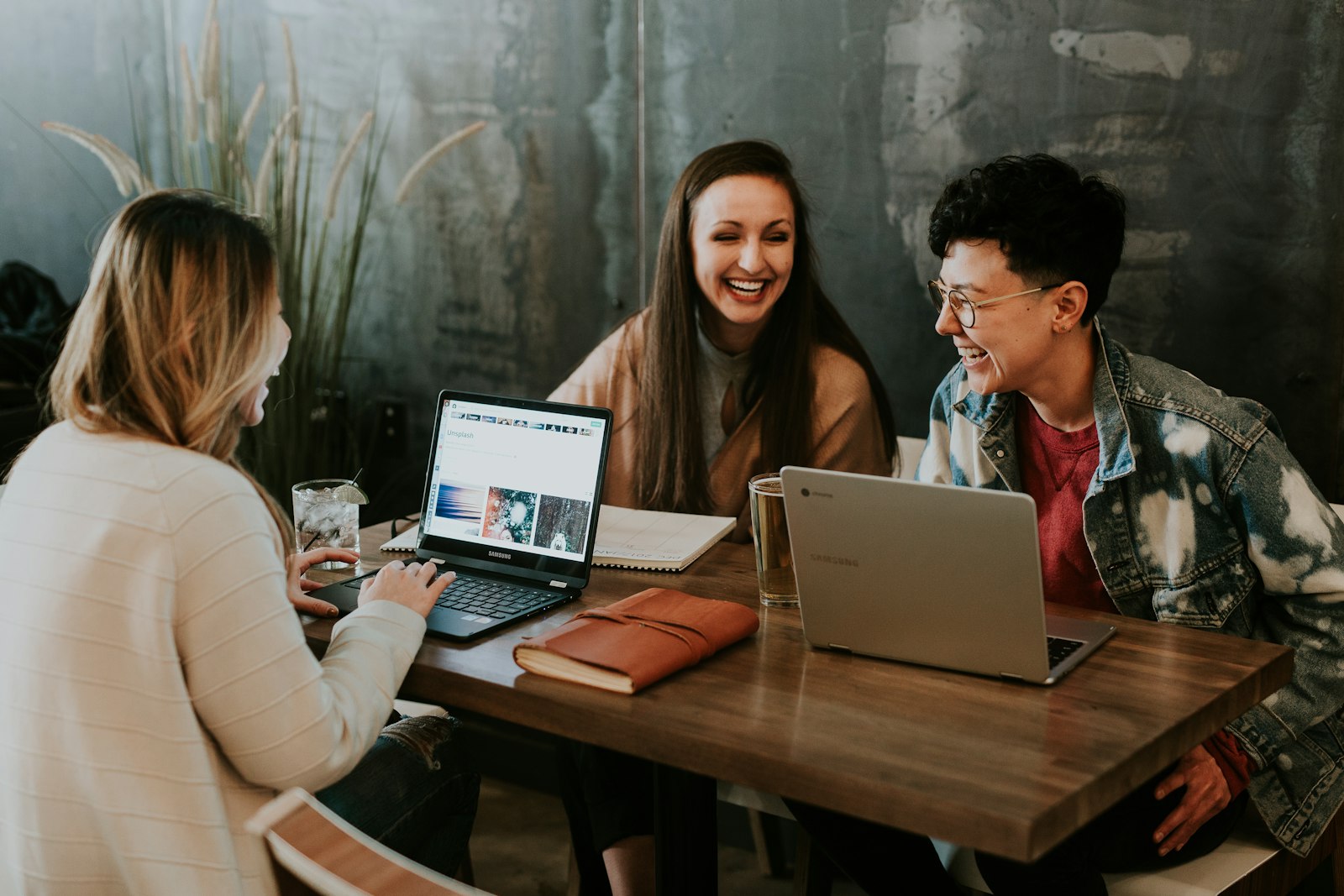 Alunos da Nexus Cursos estudando juntos em ambiente moderno